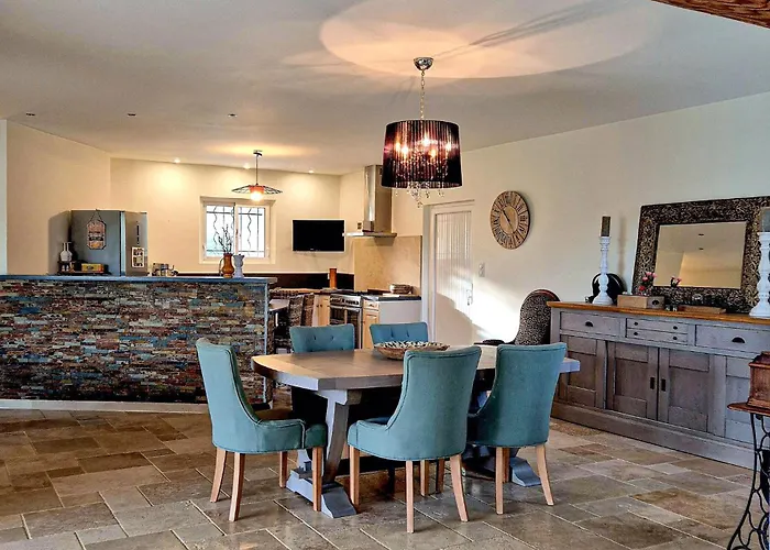 3 Bedroom Lovely In Hébergement de vacances Goudargues