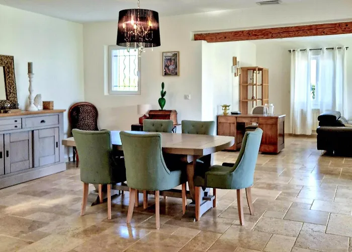 Hébergement de vacances 3 Bedroom Lovely In *