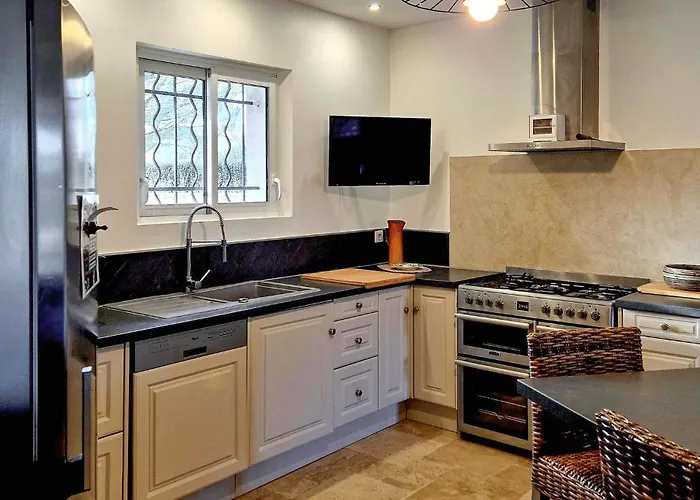 3 Bedroom Lovely In Hébergement de vacances Goudargues