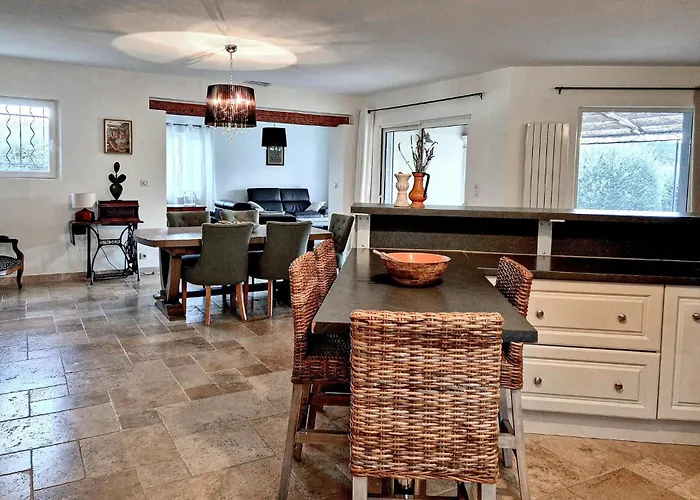 3 Bedroom Lovely In Hébergement de vacances Goudargues