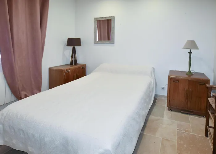 3 Bedroom Lovely In Hébergement de vacances Goudargues
